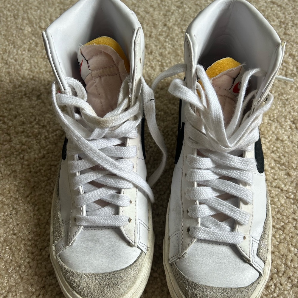 Nike White and Black Women’s Blazer Mid ‘77 (Size 6)